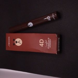 Really cute Bear 4D long lash mascara waterproof color black